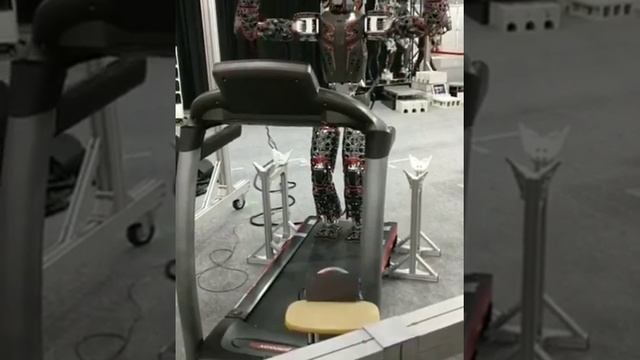 Робот поднимает гантели смотреть онлайн