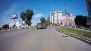 АВТОХАМ НА BMW X6 Н006АВ136 проехал на красный свет в Воронеже