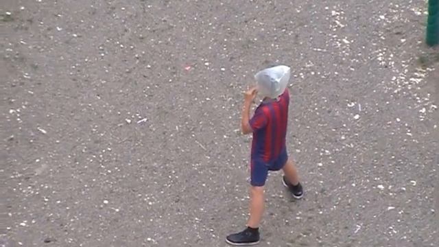 Funny people. Приколы. Смешные люди вокруг нас.Прячемся от дождя !!! смотреть онлайн