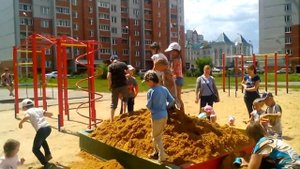 Дети играют в песочнице?