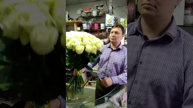 Букеты из 51 белой розы. Высота цветов в букете - 70см. Сорт розы "Аваланш", пр-во Россия.