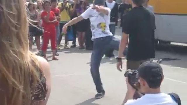 батл по танцам электро!на площади во владе..MOV смотреть онлайн