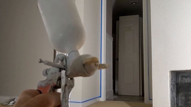 Wall edge above baseboard painting by spray gun. Покраска краскопультом краев стен у плинтуса смотреть онлайн