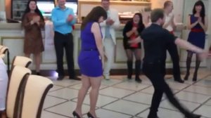 Парень гимнаст танцует с девушкой
