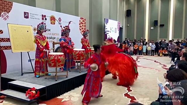 Заказать китайское шоу на праздник и корпоратив Москва - укротительница и китайский лев на новый год