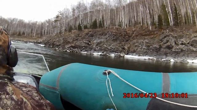 На аэролодке по горной реке, по перекатам и мелководью.