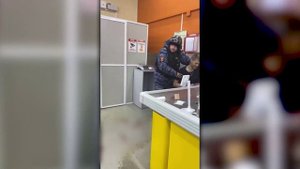 ОКРОВАВЛЕННЫЙ МУЖЧИНА УСТРОИЛ ПОГРОМ