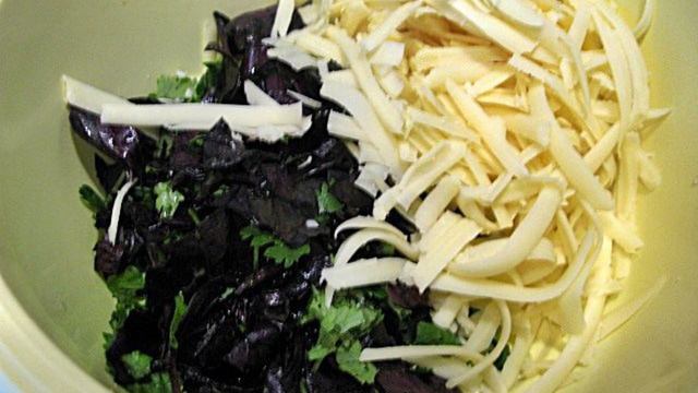 Лепешка с зеленью и моцареллой