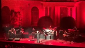 Том Джонс в Королевских садах Барселоны