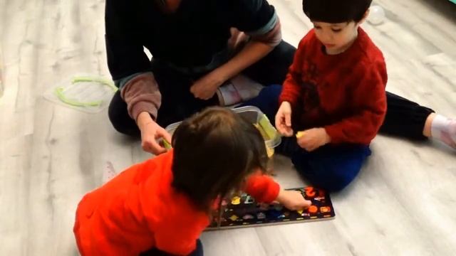 Эля и Давид игра на сенсорную моторику. смотреть онлайн