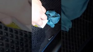 Убираем суперклей с сидений машины.