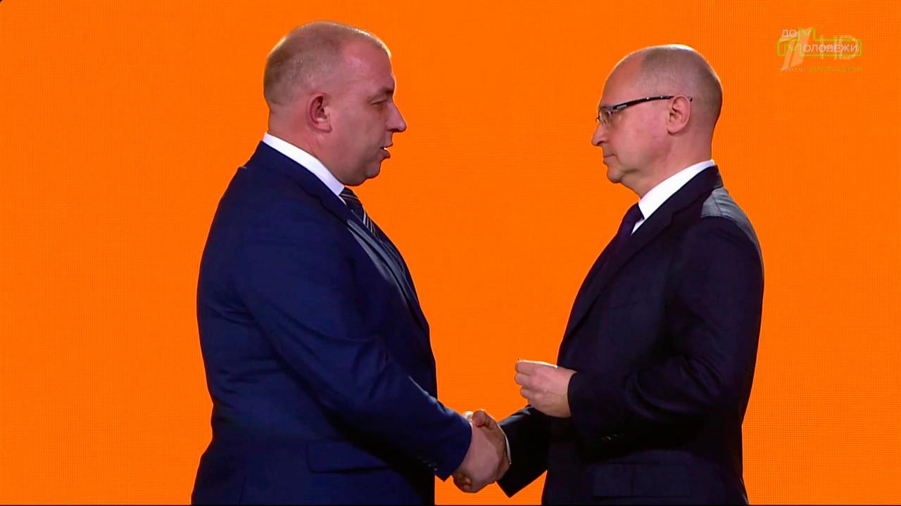 На церемонии закрытия форума "Мы вместе" вручили о...тва добровольцам, которые отличились в зоне СВО