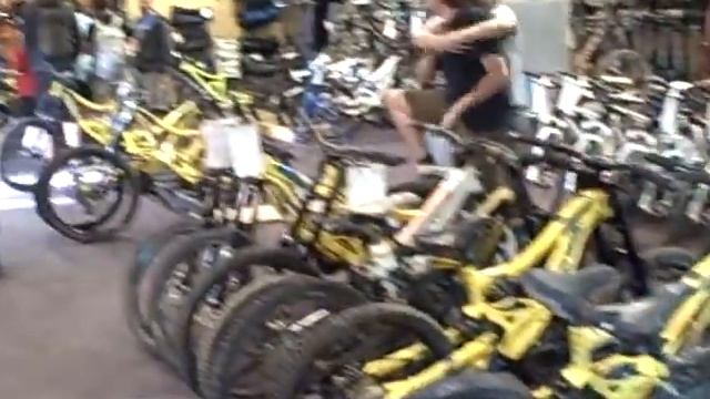 Vue de l'intérieur de l'intérieur Summit Bike Shop Whistler 2009 смотреть онлайн