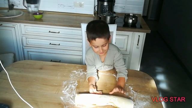 Готовим с братом: завитушки с корицей #готовимдома #простыеблюда #готовимвместе #булочкискорицей