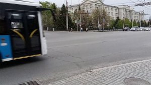 Работа светофора на пересечении улиц Карла Маркса и Маяковского в городе Омске.