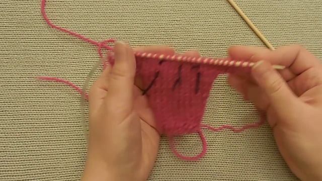 Вязаная ёлочная игрушка "Свитерок"