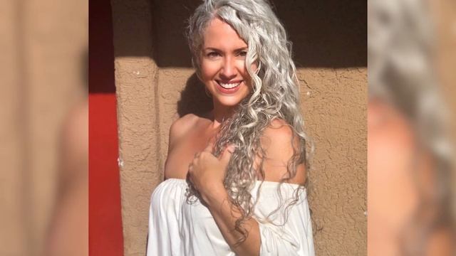 Девушка стала седой за одну ночь и 15 лет пыталась скрыть это, пока случайно не попалась мужу! смотреть онлайн