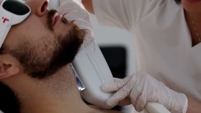 Мужская эпиляция на аппарате 1S PRO от компании Innovatione смотреть онлайн