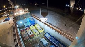 Арктика. Выгрузка в порту. Работа судового крана. Heavy lift. Liebherr.