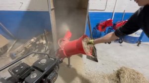 Видео работы Измельчителя травы (сена, соломы) ТР250 для мотоблока