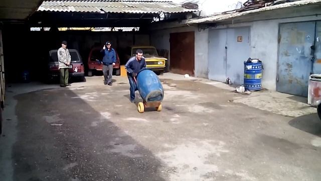 Скоростная погрузка 200 кг бочки в микроавтобус. смотреть онлайн