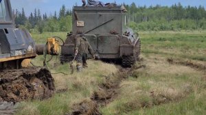 Лесные пожары Якутии.Вездеход МТЛБ вытаскивает бульдозер Shantuy из грязевого плена