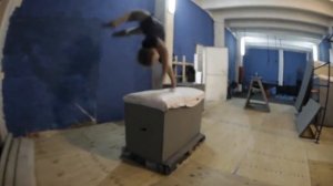 Фляг от стены через препятствие (Parkour Tricks)