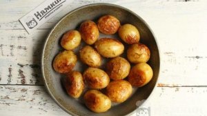 Молодая картошка в сметанном соусе на сковороде