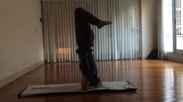 PREPARACIÓN PARADA DE CABEZA 2 - SHIRSHASANA de Prof. David Lifar смотреть онлайн