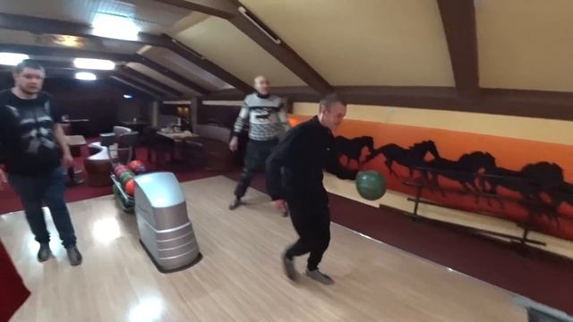 БОУЛИНГ С БРИГАДОЙ НА ДЕНЬГИ / АНДРЮХА ВЫБИВАЕТ СТРАЙКИ / ВЕСЁЛЫЙ ВЫПУСК смотреть онлайн