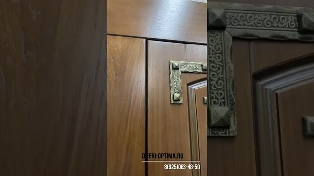 Парадная дверь с ковкой для бревенчатого дома. #двери #ковка #коттедж