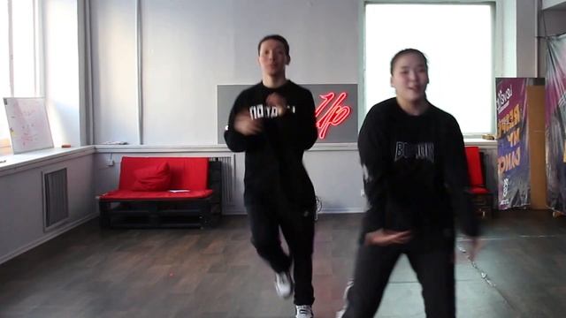 БРЕЙКЕР УЧИТ TWICE/ BREAKING VS KPOP смотреть онлайн