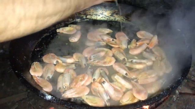 Жарим креветку Северная креветка,готовим на костре,казан кебаб,вкусные моменты смотреть онлайн