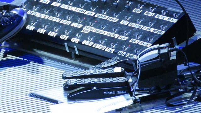 U2 The edge in control - Beautiful Day смотреть онлайн