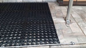 Крепеж резиновых ковриков на ступеньки.