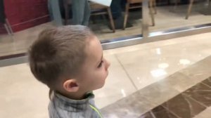 Счастливый мальчик берут Ламборгини Хуракан Вредные дети Happy boy take Lamborghini Huracan Bad kid
