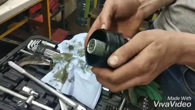 Замена масла в двигателе на Toyota Voxy hybrid 2014 смотреть онлайн