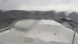 Штормит на Волге в октябре.