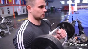 Упражнение на бицепс со штангой, тренировка для ударной мощи рук в боксе