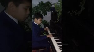 Королёк птичка певчая на пианино