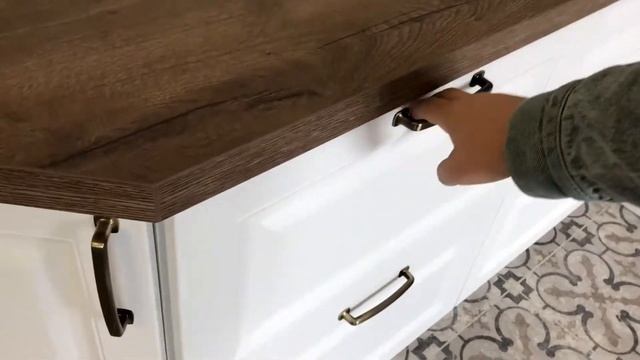 Белая классическая кухня со скошенным углом МДФ смотреть онлайн