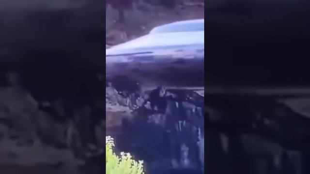 Летающая тарелка залетает в пещеру в горе / Flying saucer flies into a cave in the mountain