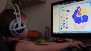 Ребенок играет за компьютером