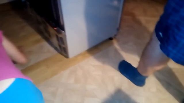 Двигаем холодильник на ламинате по ПВХ кварц виниловой плитке, не царапая её смотреть онлайн