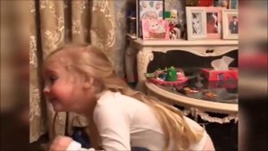 Лиза Галкина очень веселая девочка.Играет с папой в настольные игры