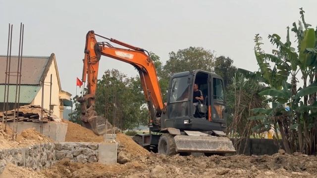 夫と私は休みの日は一緒に働き、今でも毎日仕事をしています。 смотреть онлайн