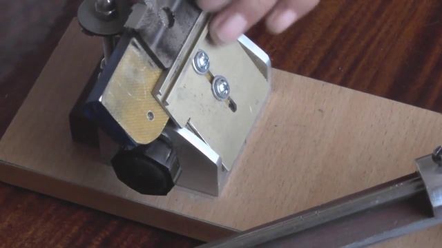 Заточка ножа фасонной фрезы на приспособлении