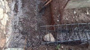 Опорная стена впритык к бутовой стене, нестандартная опалубка