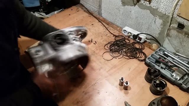 ♻️ Движок из хлама. Часть 2. Поршневая, распредвал, толкатели. смотреть онлайн