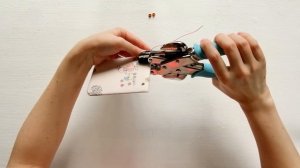 Скрапбукинг. Мастер-класс для начинающих: устанавливаем резинку на обложку.